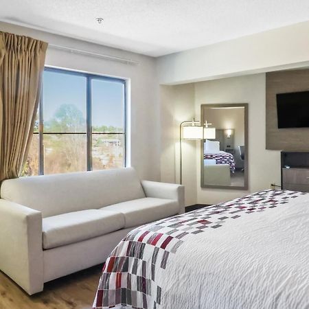 Red Roof Inn & Suites Fayetteville-Fort Bragg Bagian luar foto