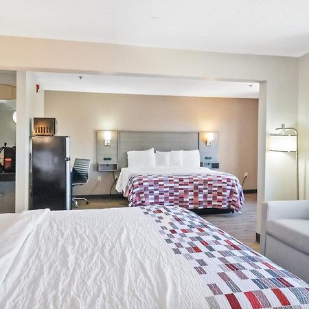 Red Roof Inn & Suites Fayetteville-Fort Bragg Bagian luar foto