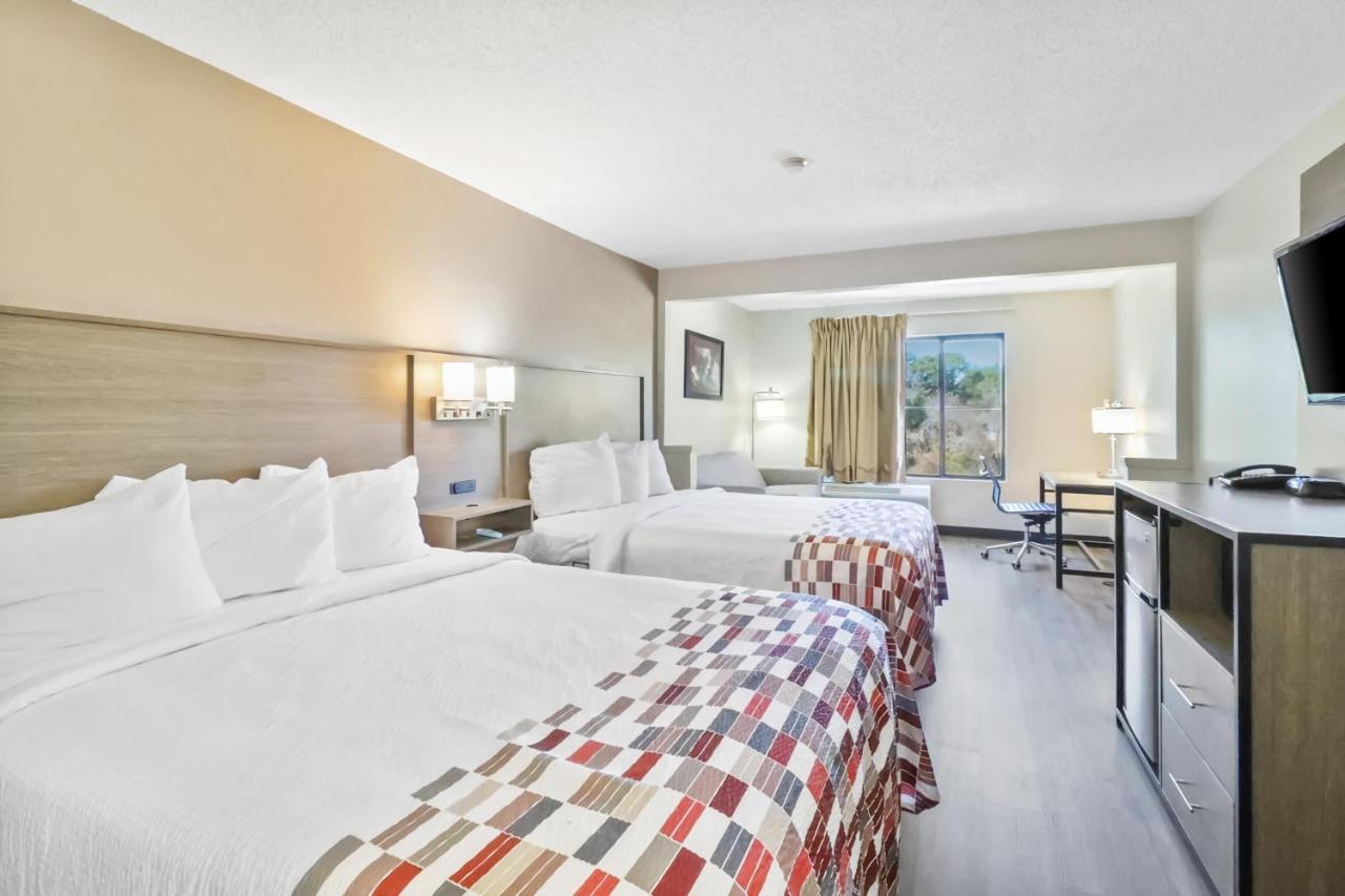 Red Roof Inn & Suites Fayetteville-Fort Bragg Bagian luar foto