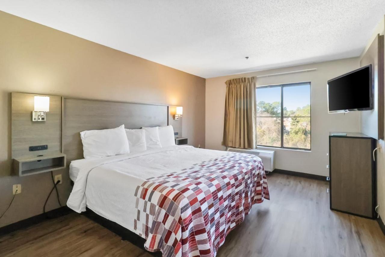 Red Roof Inn & Suites Fayetteville-Fort Bragg Bagian luar foto