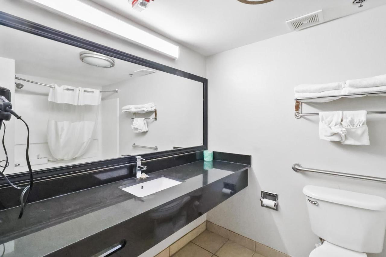 Red Roof Inn & Suites Fayetteville-Fort Bragg Bagian luar foto