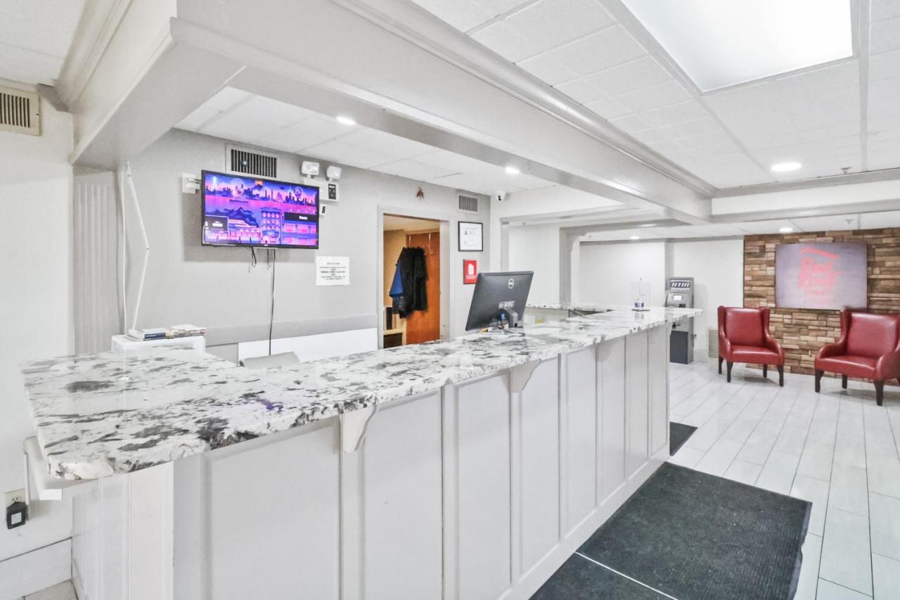 Red Roof Inn & Suites Fayetteville-Fort Bragg Bagian luar foto