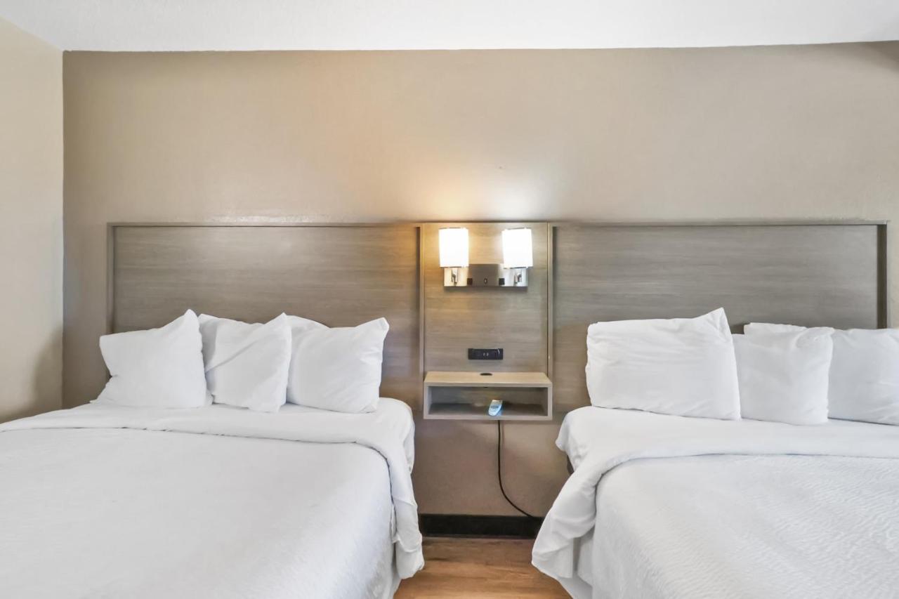 Red Roof Inn & Suites Fayetteville-Fort Bragg Bagian luar foto