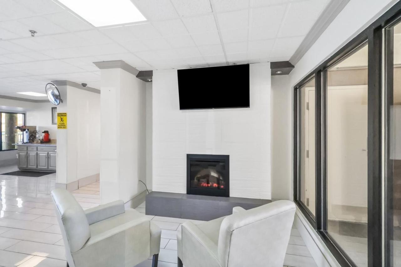 Red Roof Inn & Suites Fayetteville-Fort Bragg Bagian luar foto