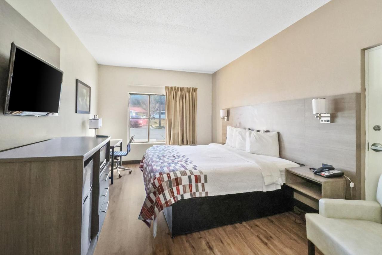 Red Roof Inn & Suites Fayetteville-Fort Bragg Bagian luar foto