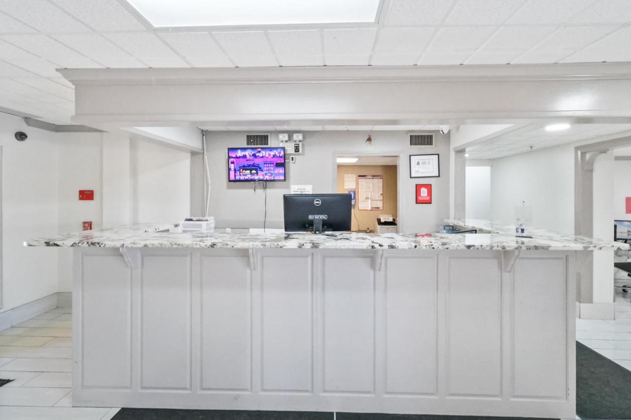 Red Roof Inn & Suites Fayetteville-Fort Bragg Bagian luar foto