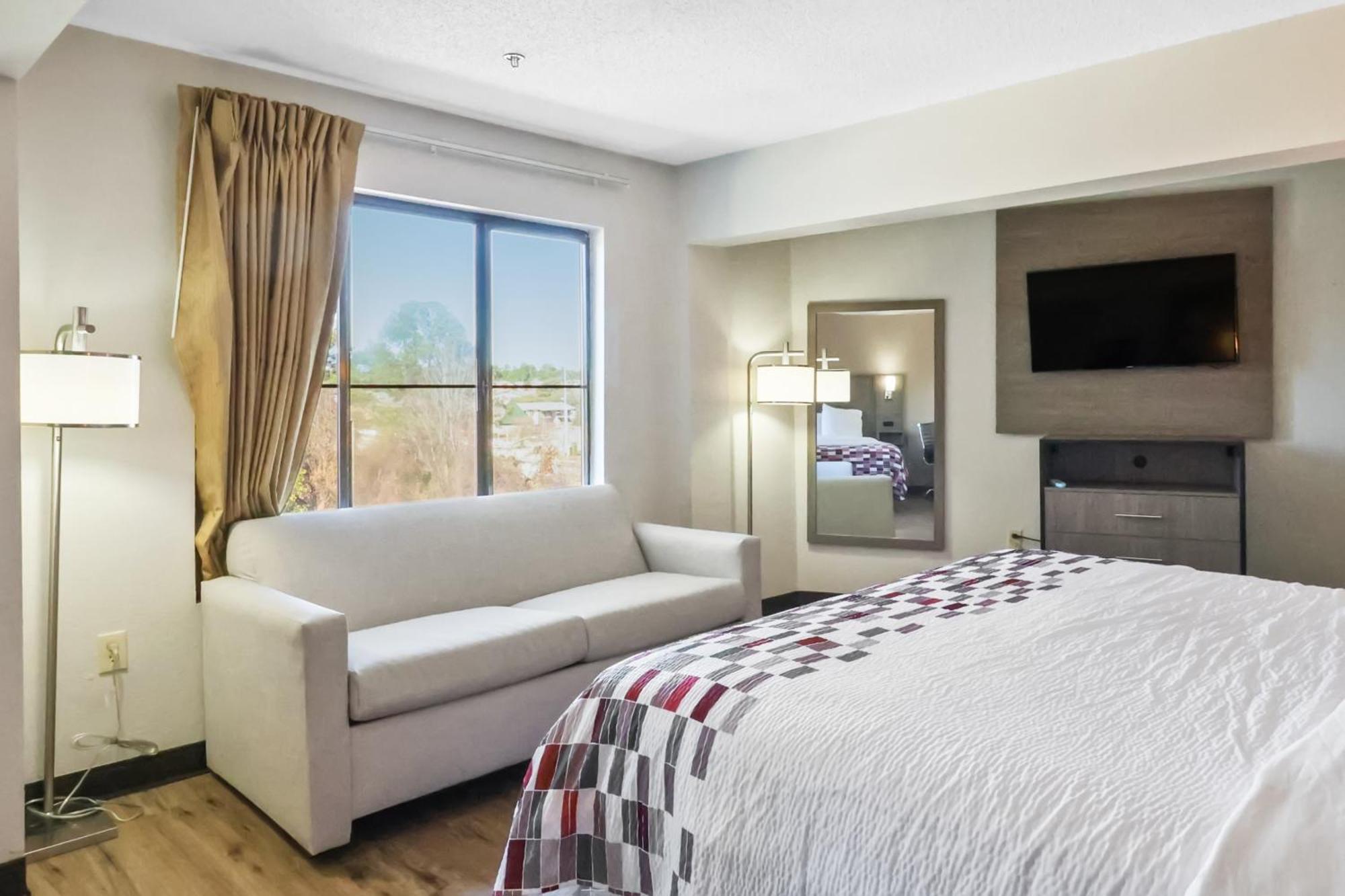 Red Roof Inn & Suites Fayetteville-Fort Bragg Bagian luar foto