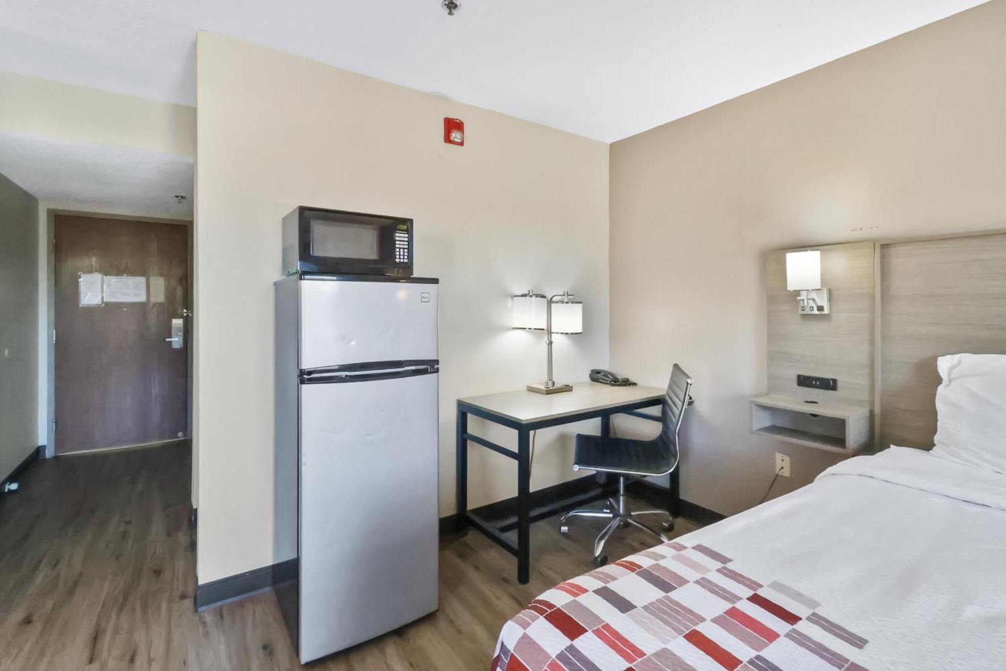 Red Roof Inn & Suites Fayetteville-Fort Bragg Bagian luar foto