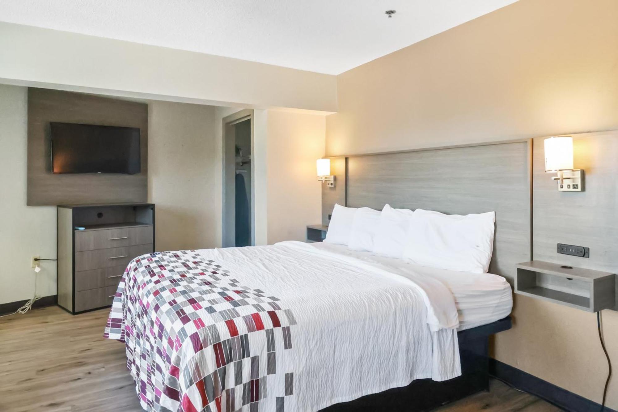 Red Roof Inn & Suites Fayetteville-Fort Bragg Bagian luar foto
