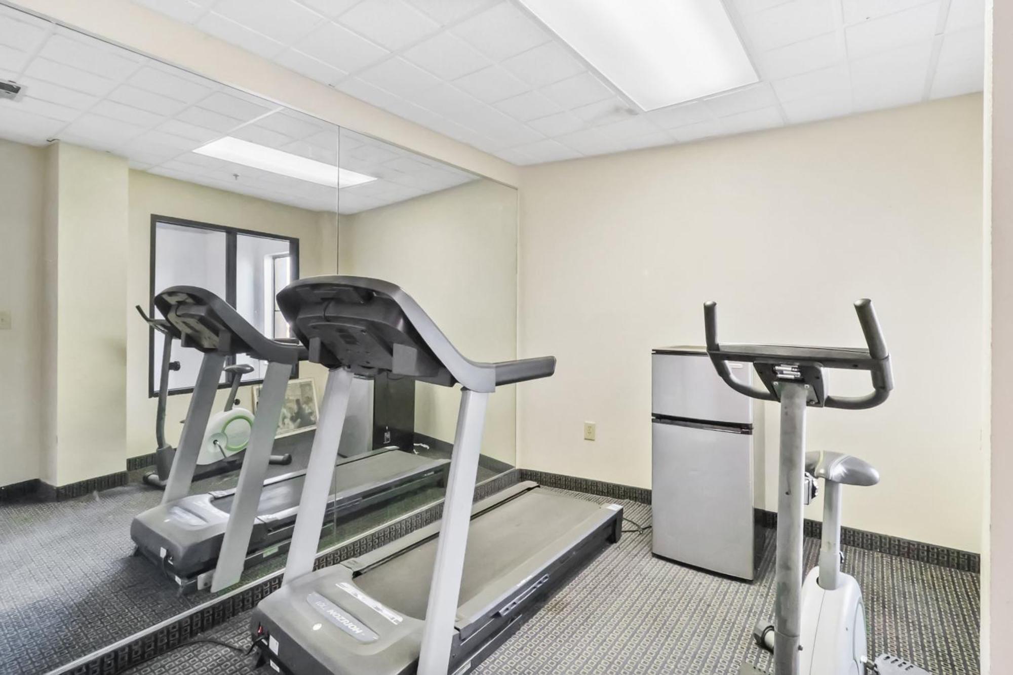 Red Roof Inn & Suites Fayetteville-Fort Bragg Bagian luar foto