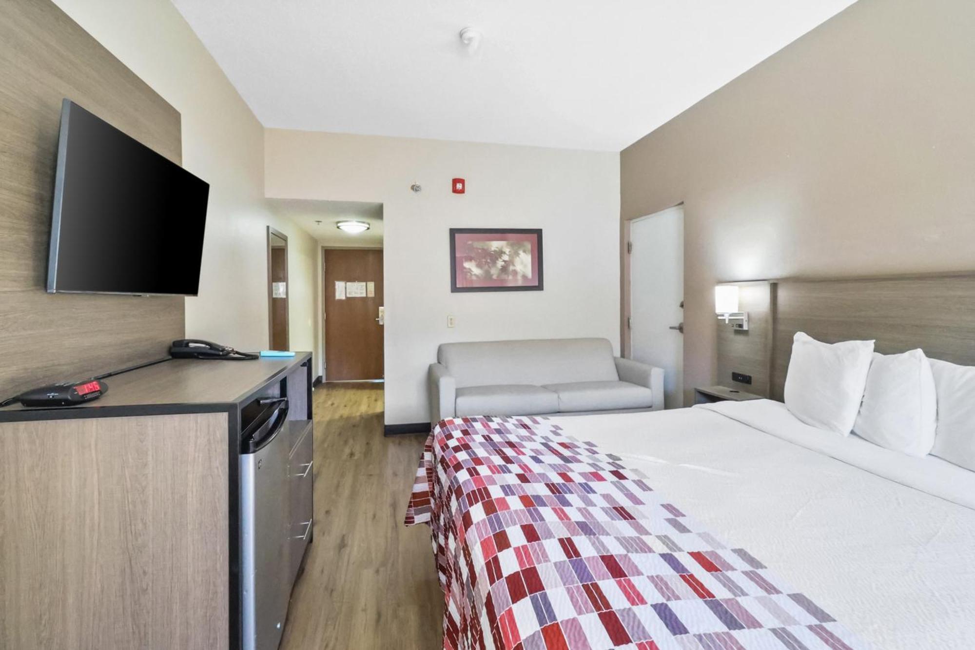 Red Roof Inn & Suites Fayetteville-Fort Bragg Bagian luar foto