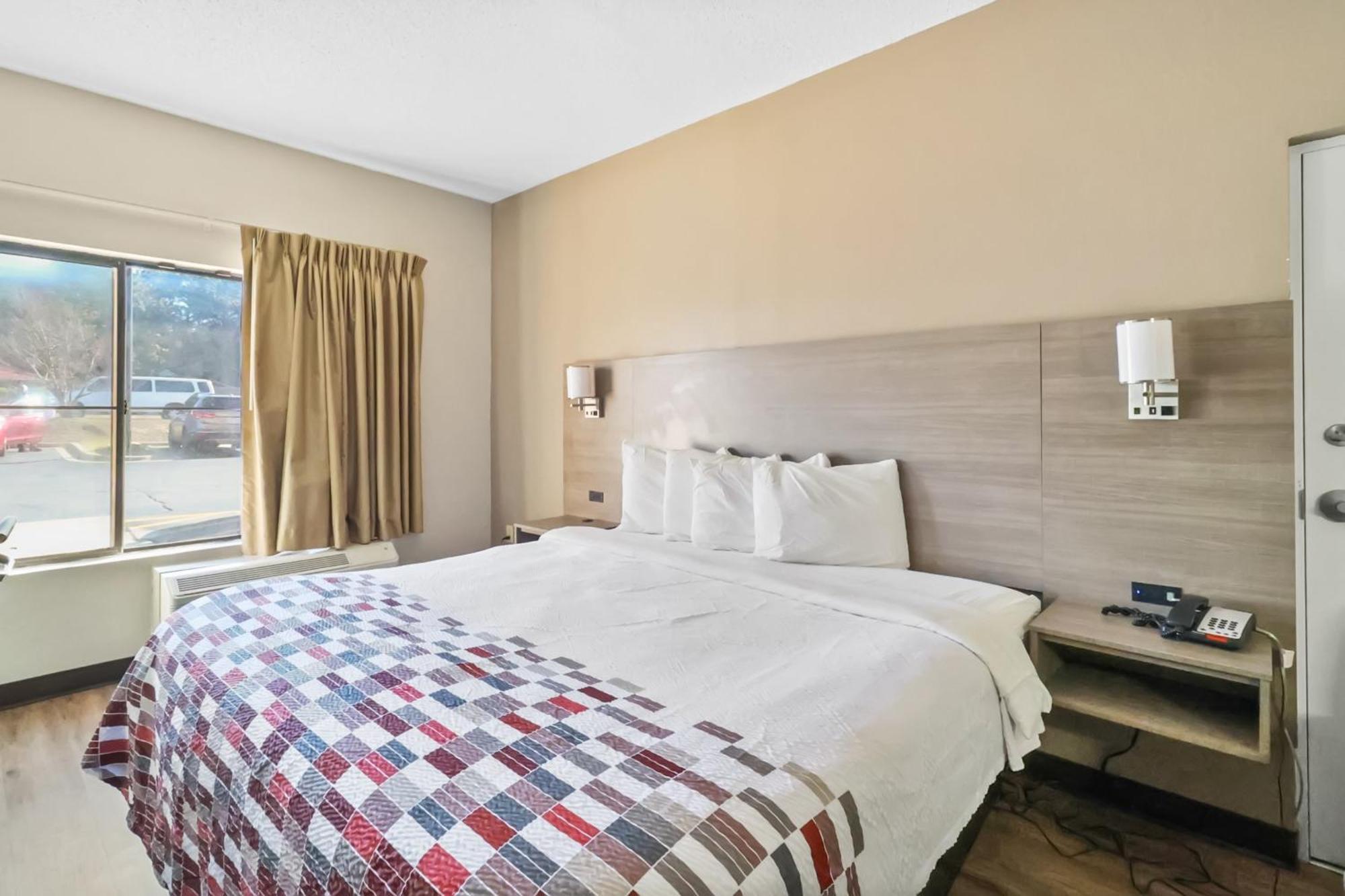 Red Roof Inn & Suites Fayetteville-Fort Bragg Bagian luar foto