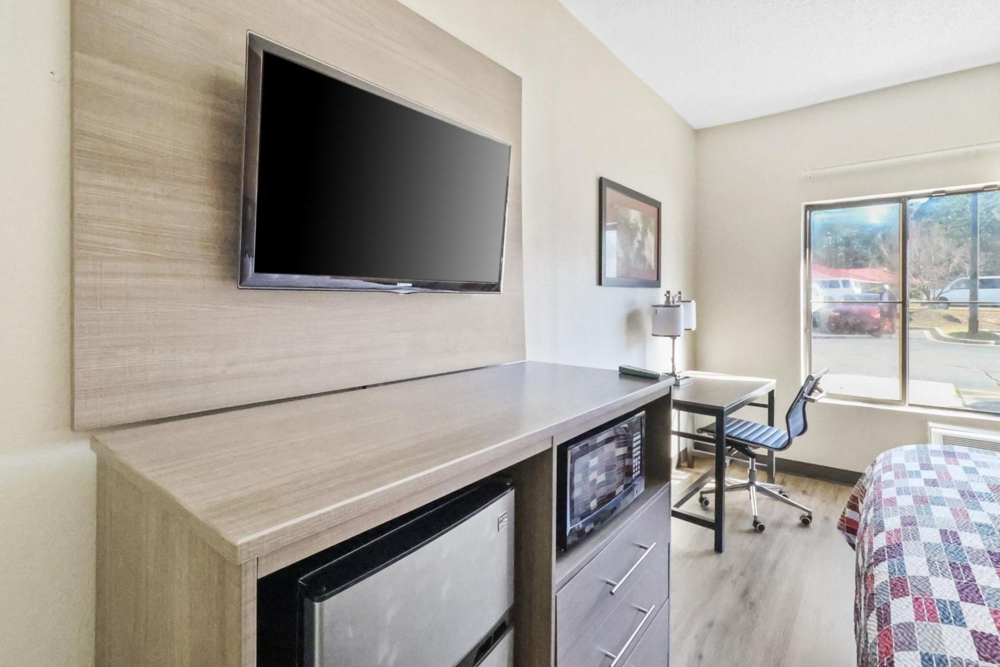 Red Roof Inn & Suites Fayetteville-Fort Bragg Bagian luar foto