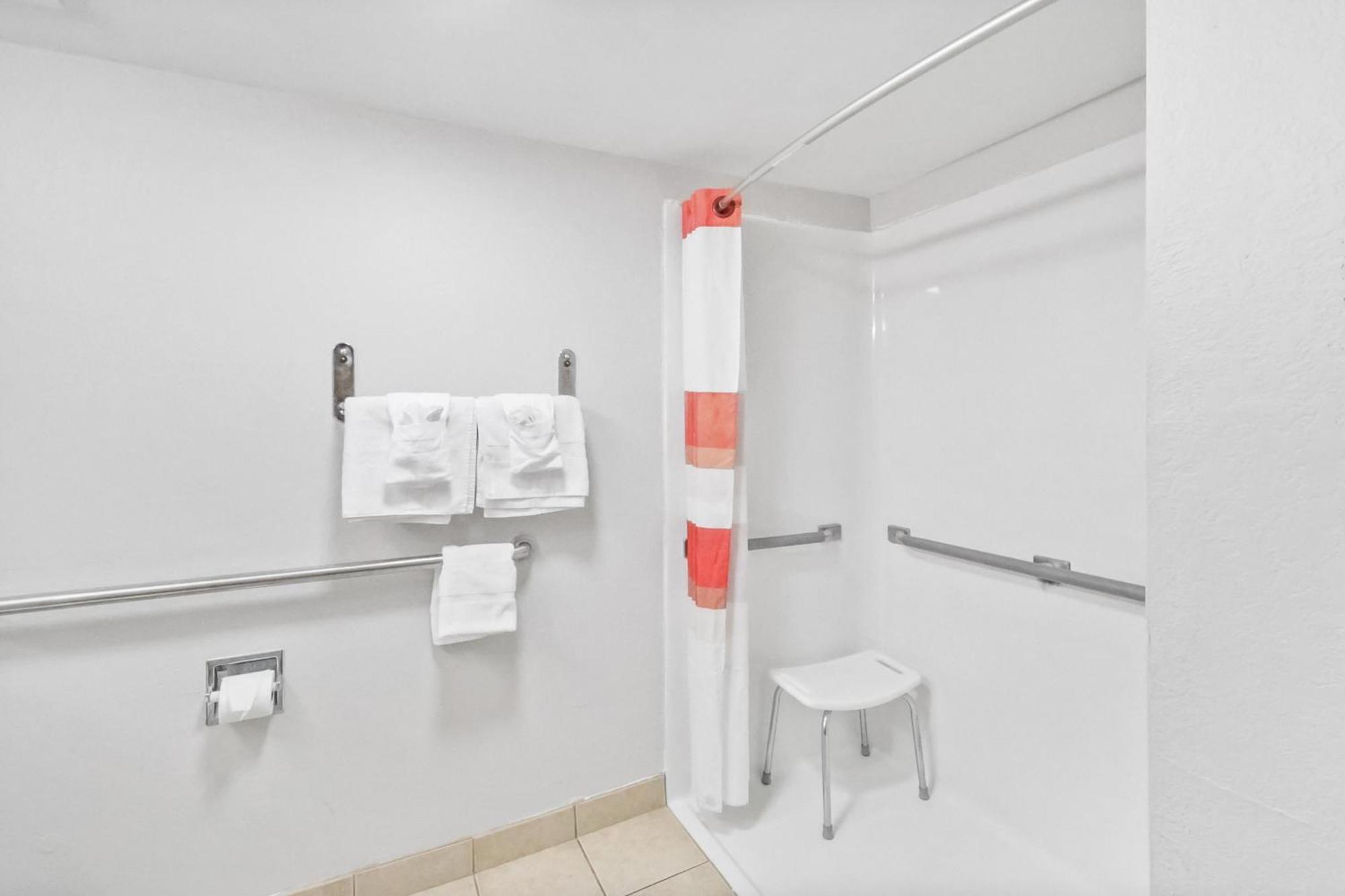 Red Roof Inn & Suites Fayetteville-Fort Bragg Bagian luar foto