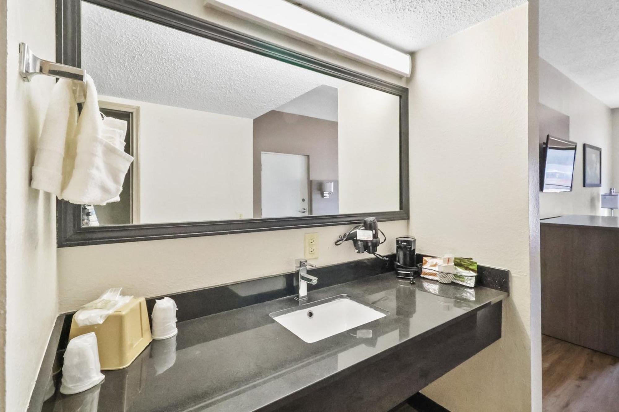Red Roof Inn & Suites Fayetteville-Fort Bragg Bagian luar foto