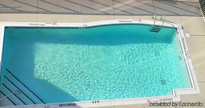 Red Roof Inn & Suites Fayetteville-Fort Bragg Bagian luar foto