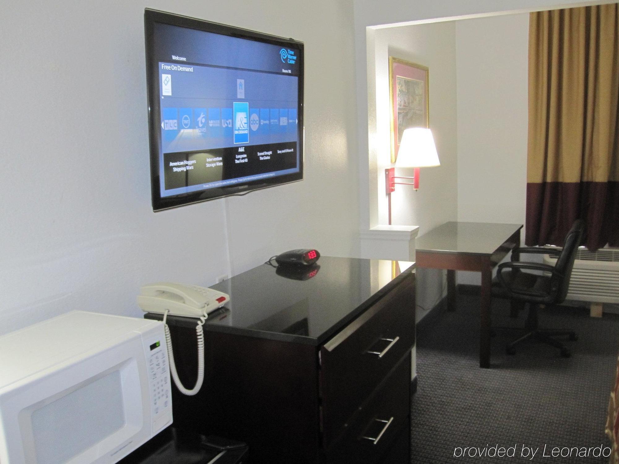 Red Roof Inn & Suites Fayetteville-Fort Bragg Bagian luar foto