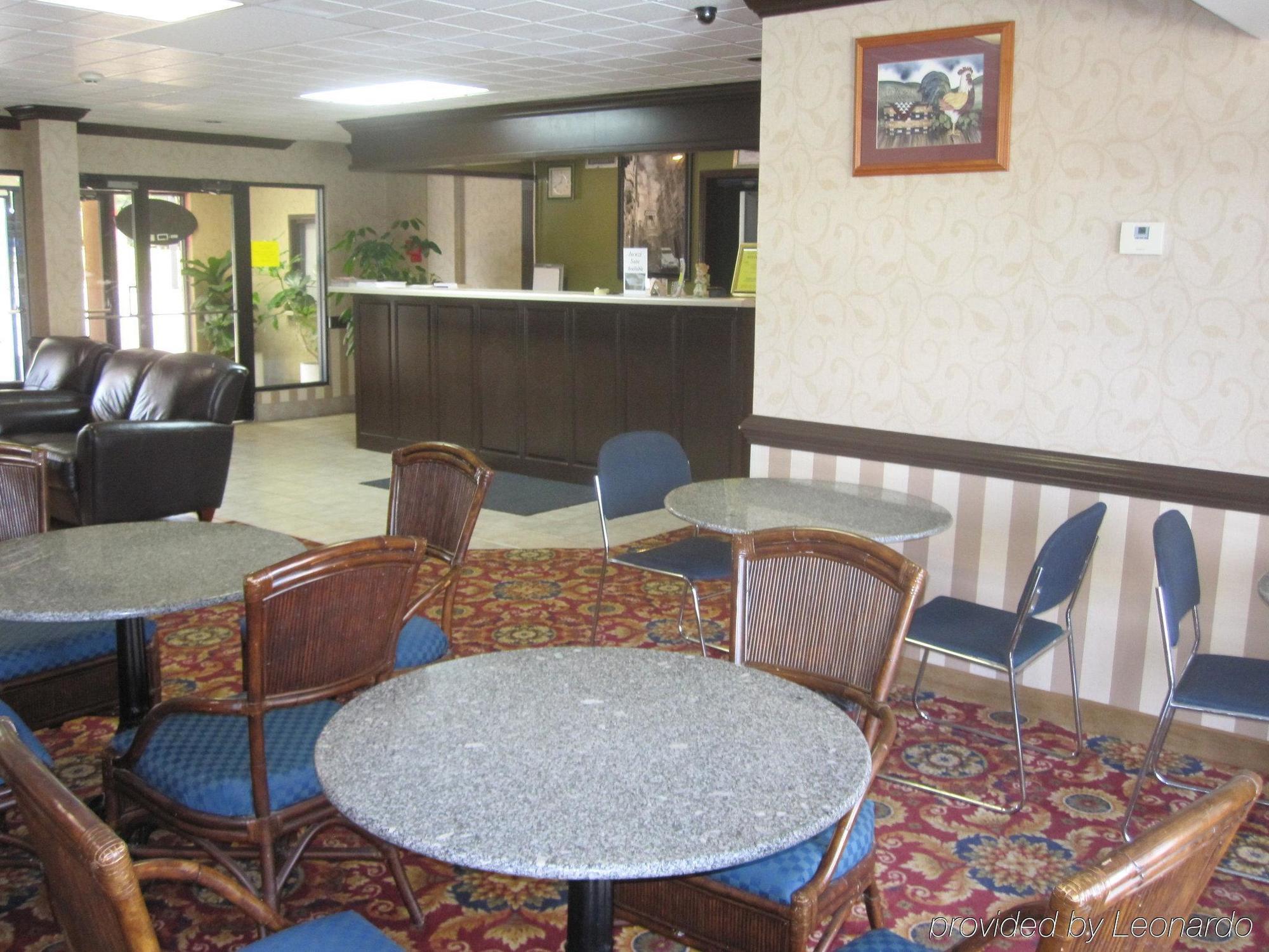 Red Roof Inn & Suites Fayetteville-Fort Bragg Bagian luar foto