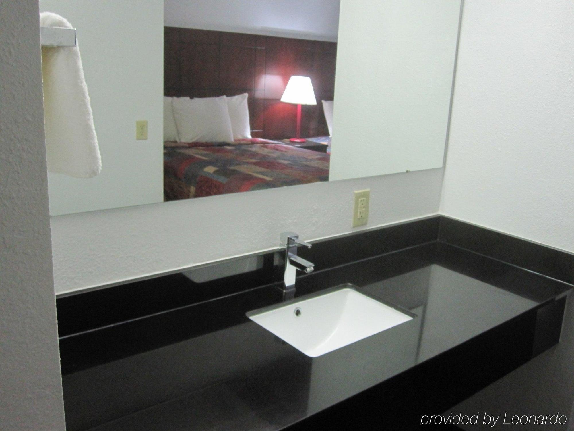 Red Roof Inn & Suites Fayetteville-Fort Bragg Bagian luar foto