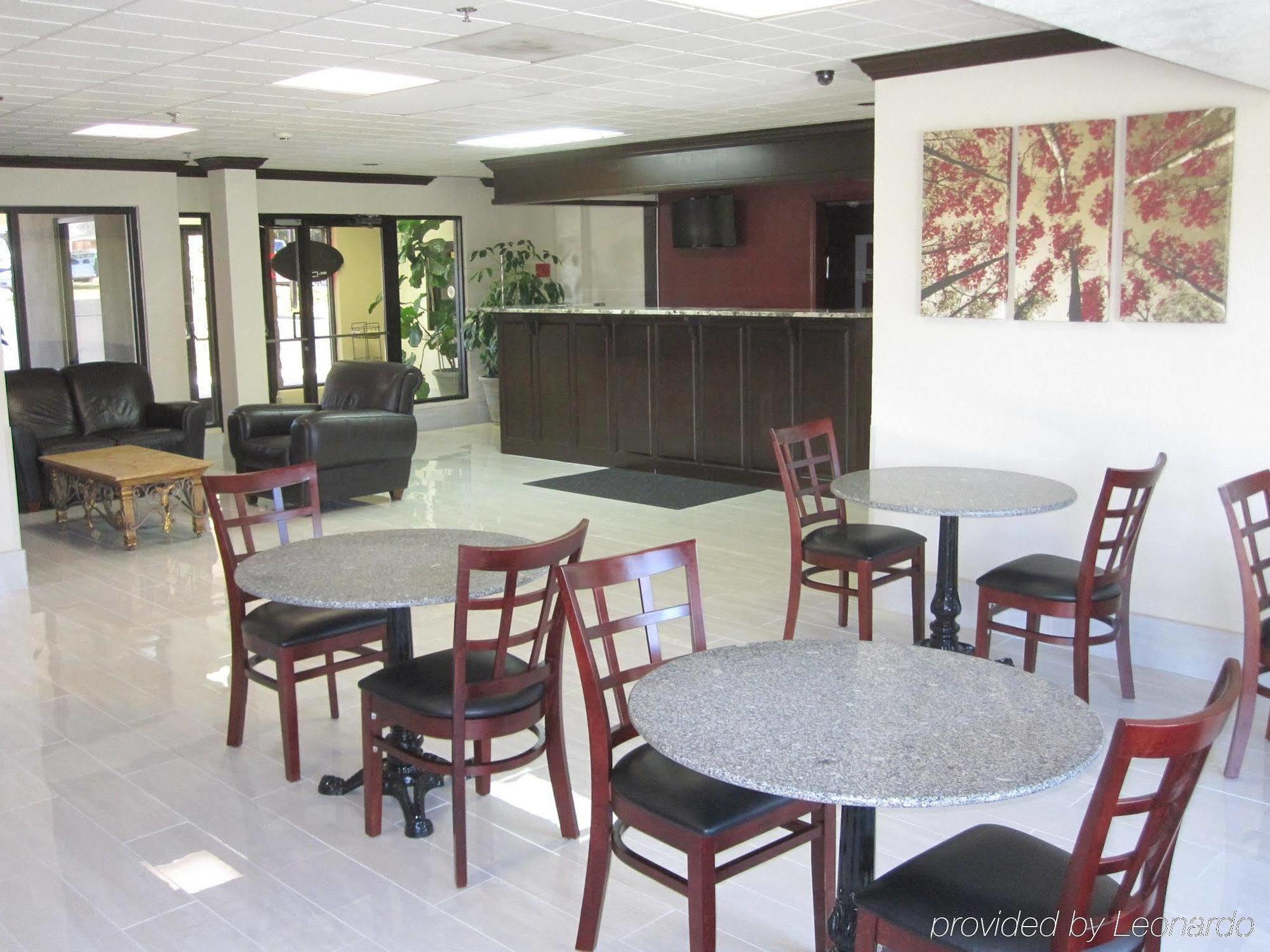 Red Roof Inn & Suites Fayetteville-Fort Bragg Bagian luar foto