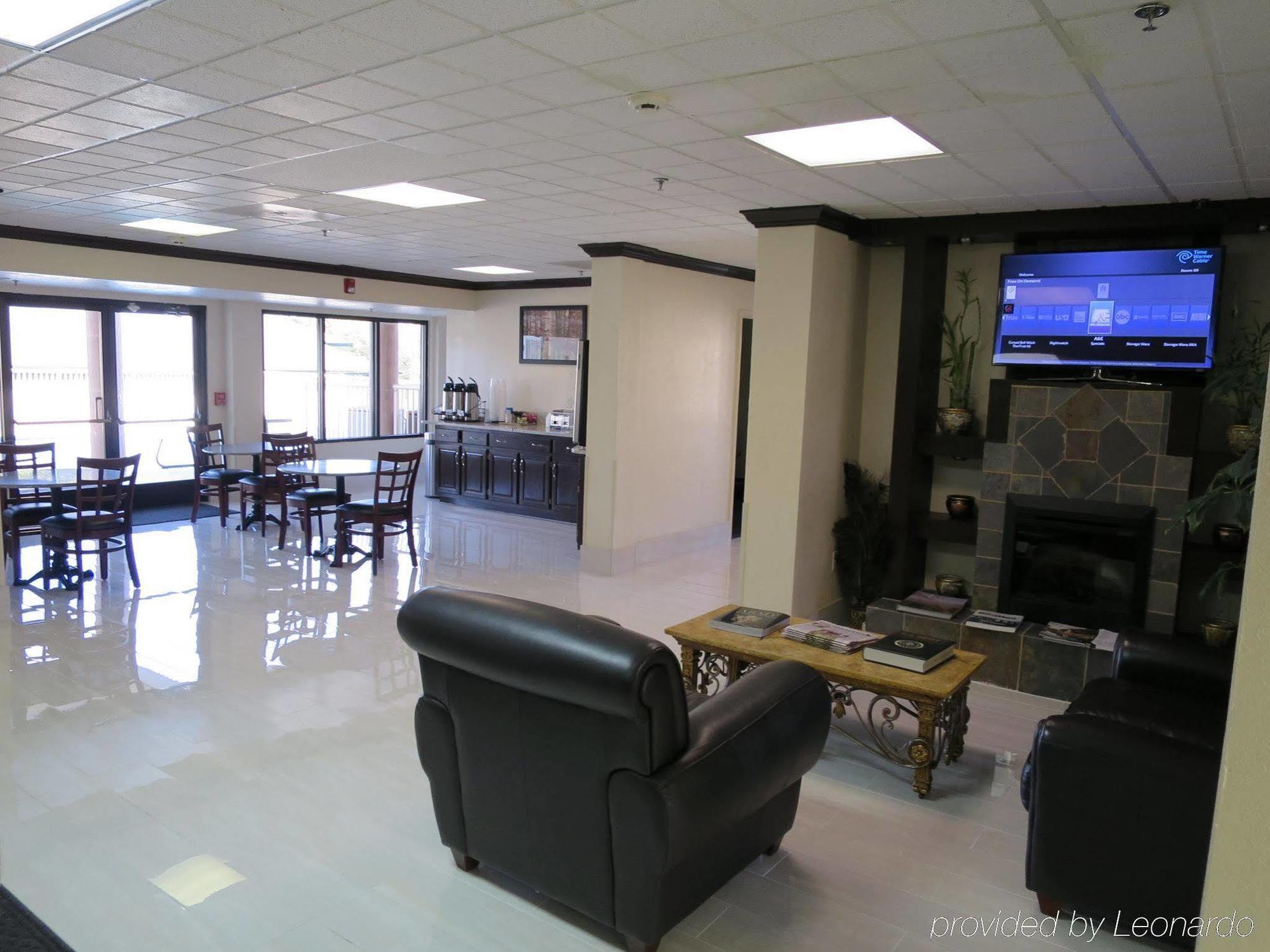 Red Roof Inn & Suites Fayetteville-Fort Bragg Bagian luar foto