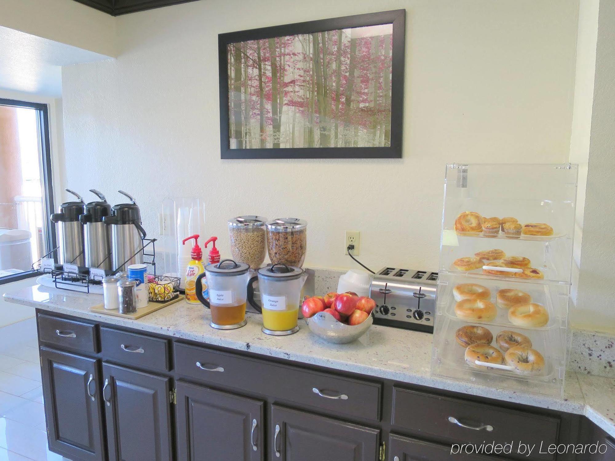 Red Roof Inn & Suites Fayetteville-Fort Bragg Bagian luar foto