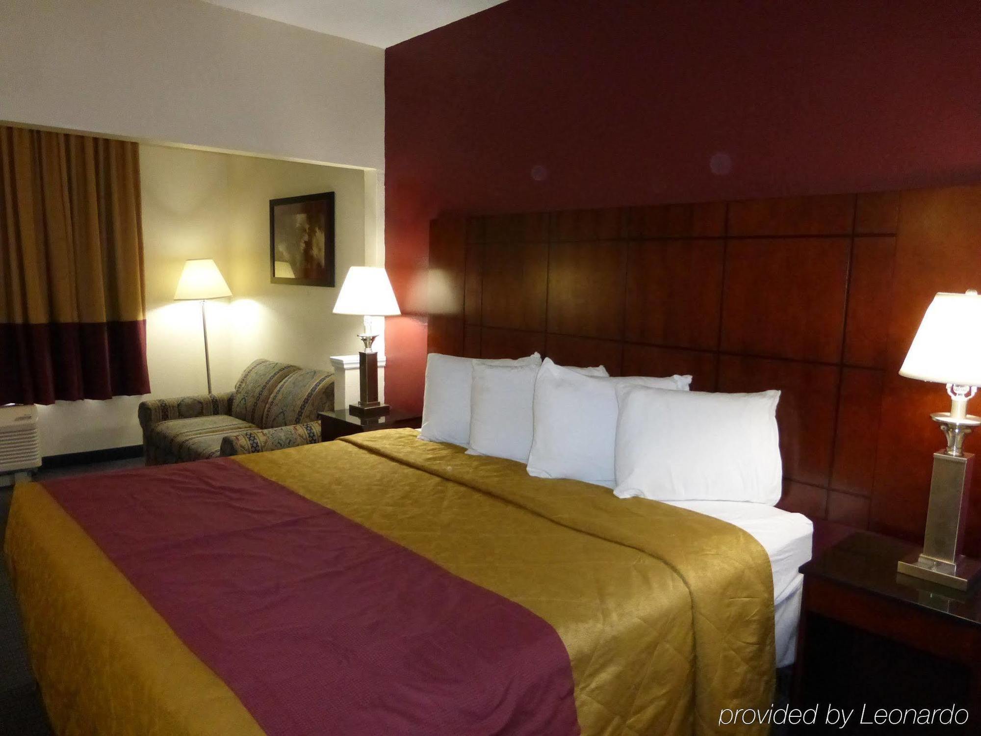 Red Roof Inn & Suites Fayetteville-Fort Bragg Bagian luar foto