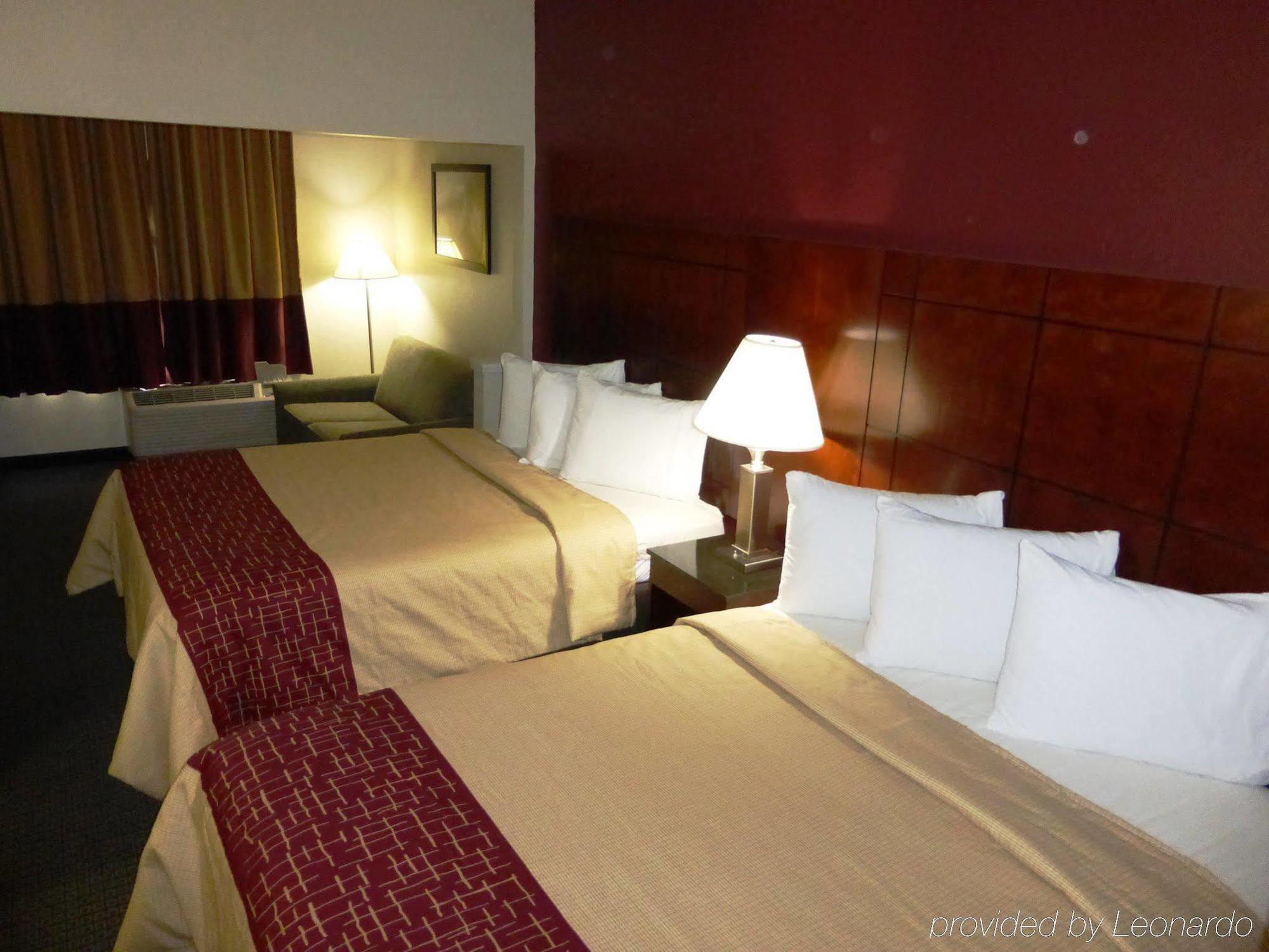 Red Roof Inn & Suites Fayetteville-Fort Bragg Bagian luar foto