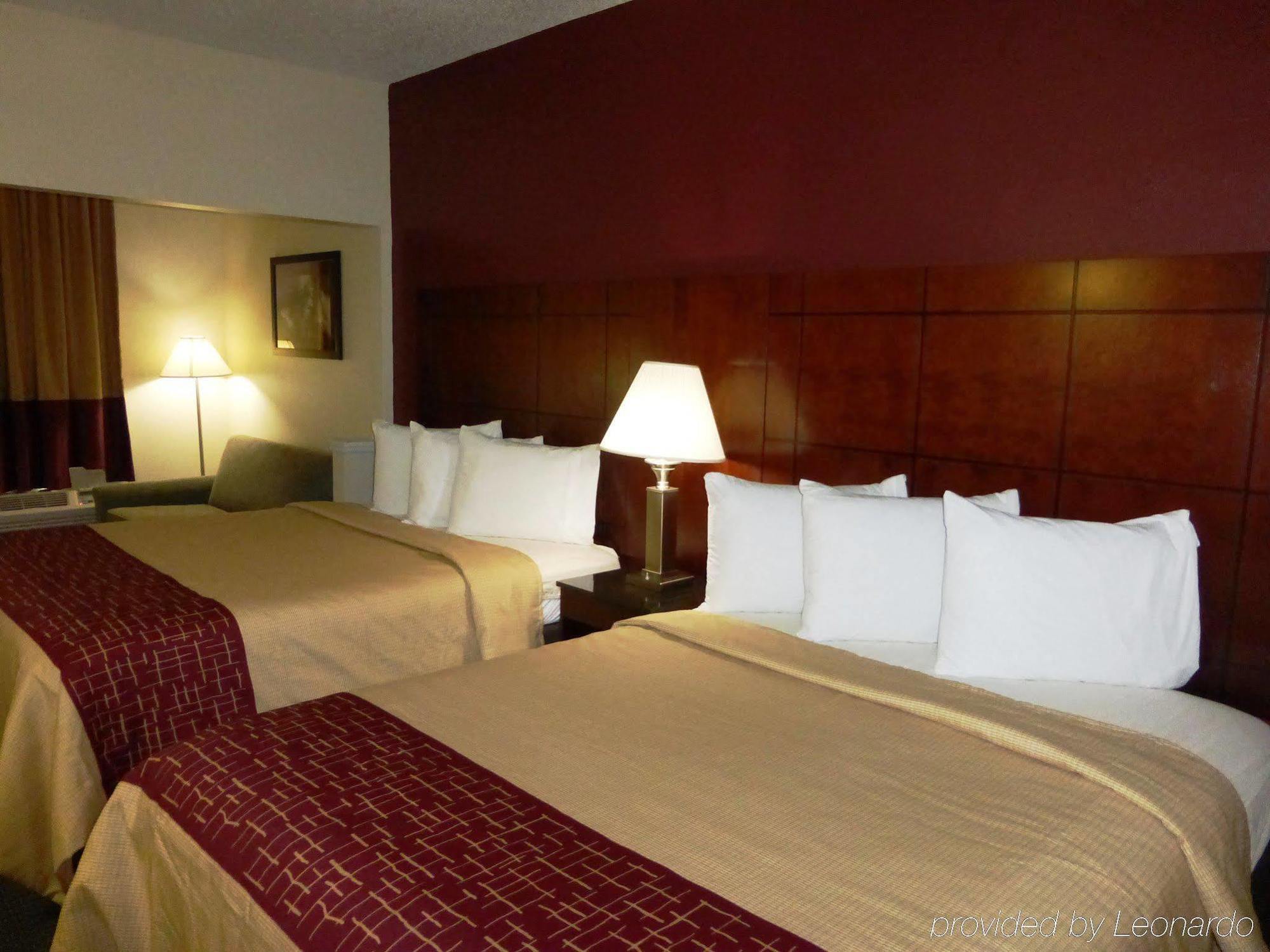 Red Roof Inn & Suites Fayetteville-Fort Bragg Bagian luar foto