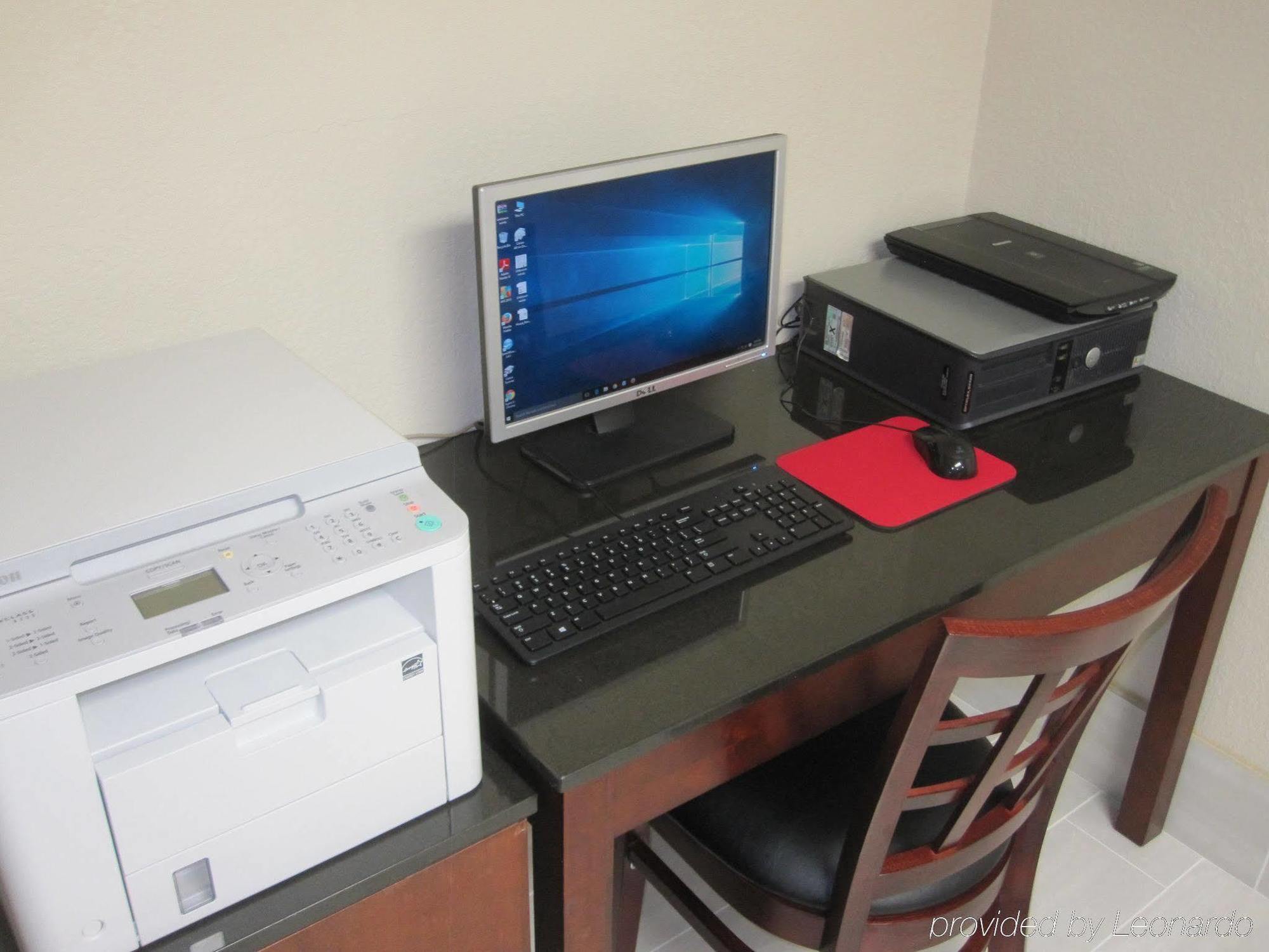 Red Roof Inn & Suites Fayetteville-Fort Bragg Bagian luar foto