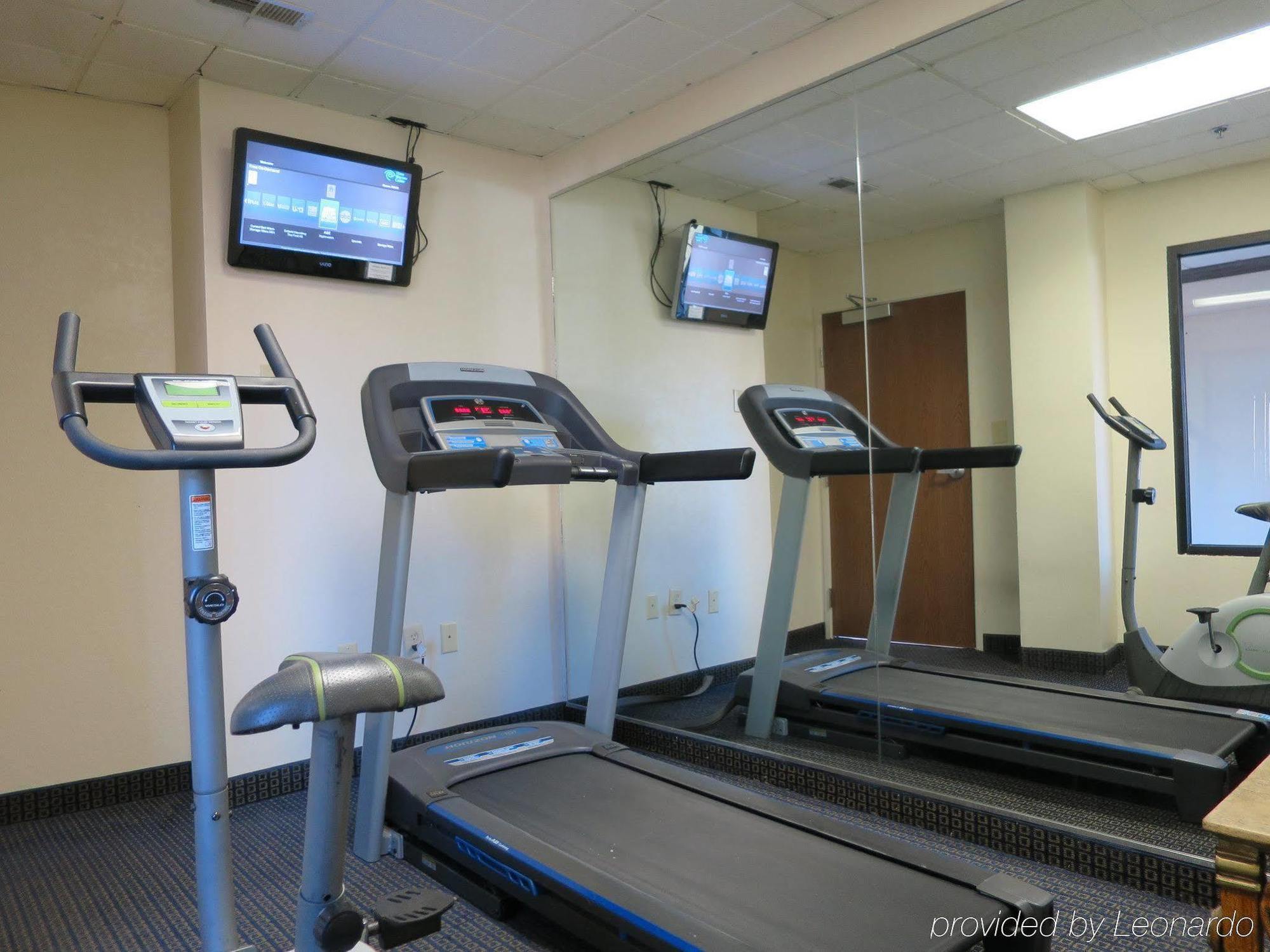 Red Roof Inn & Suites Fayetteville-Fort Bragg Bagian luar foto
