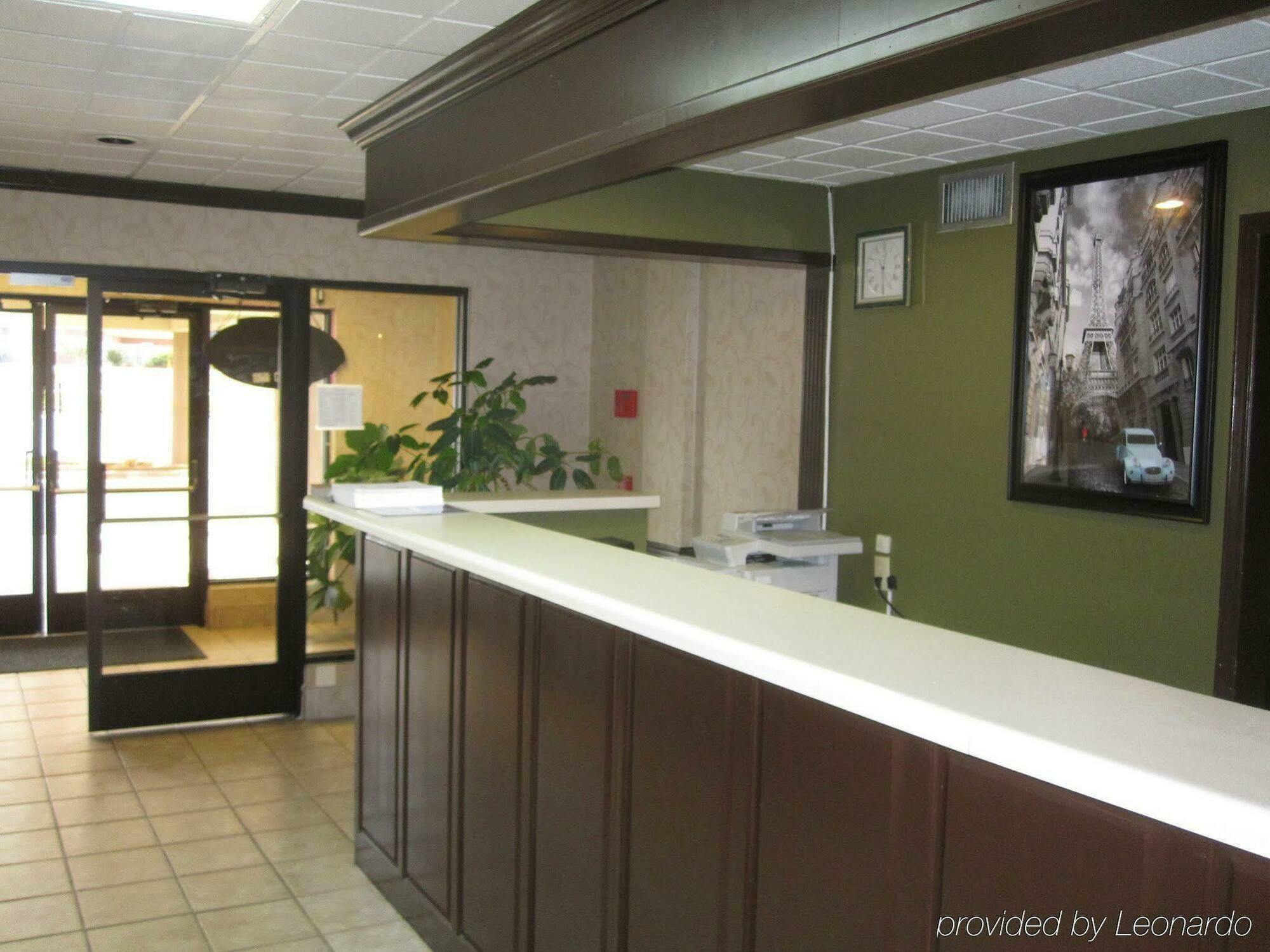 Red Roof Inn & Suites Fayetteville-Fort Bragg Bagian luar foto