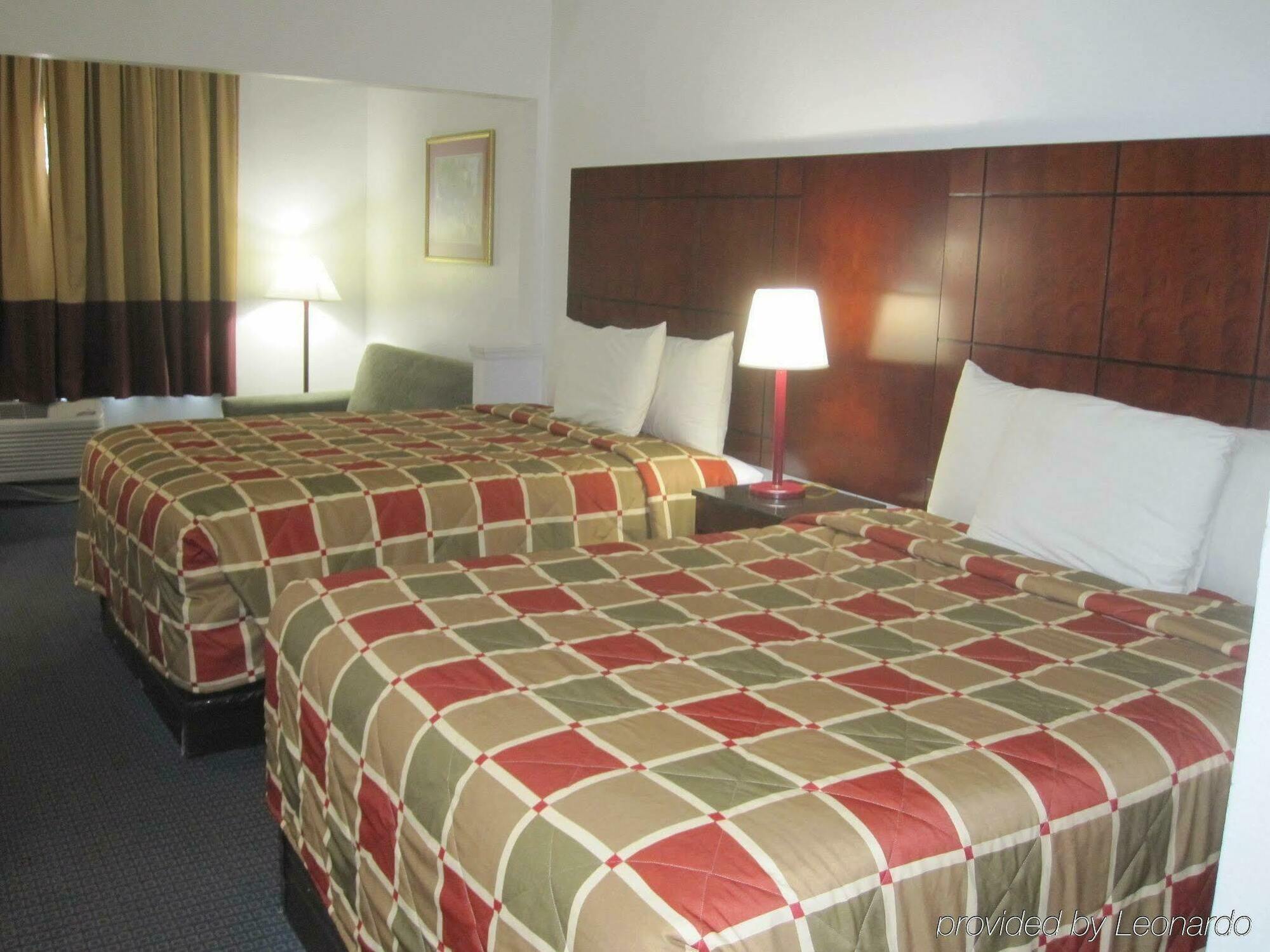 Red Roof Inn & Suites Fayetteville-Fort Bragg Bagian luar foto