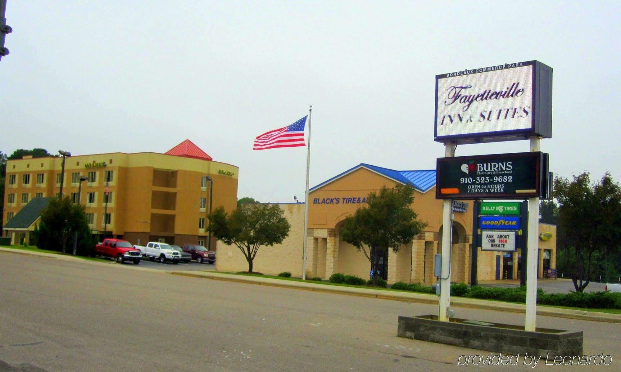 Red Roof Inn & Suites Fayetteville-Fort Bragg Bagian luar foto